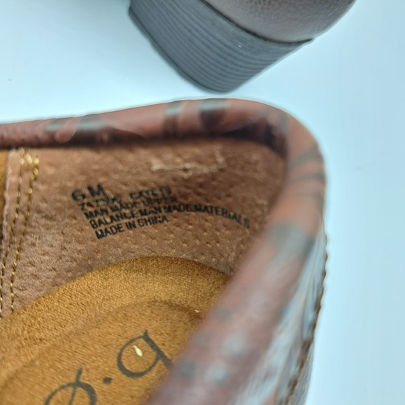 BOC Born Womens Size 6 Clogs Brown Embossed Leather Booties Zipper Heels EUC - Picture 7 of 9